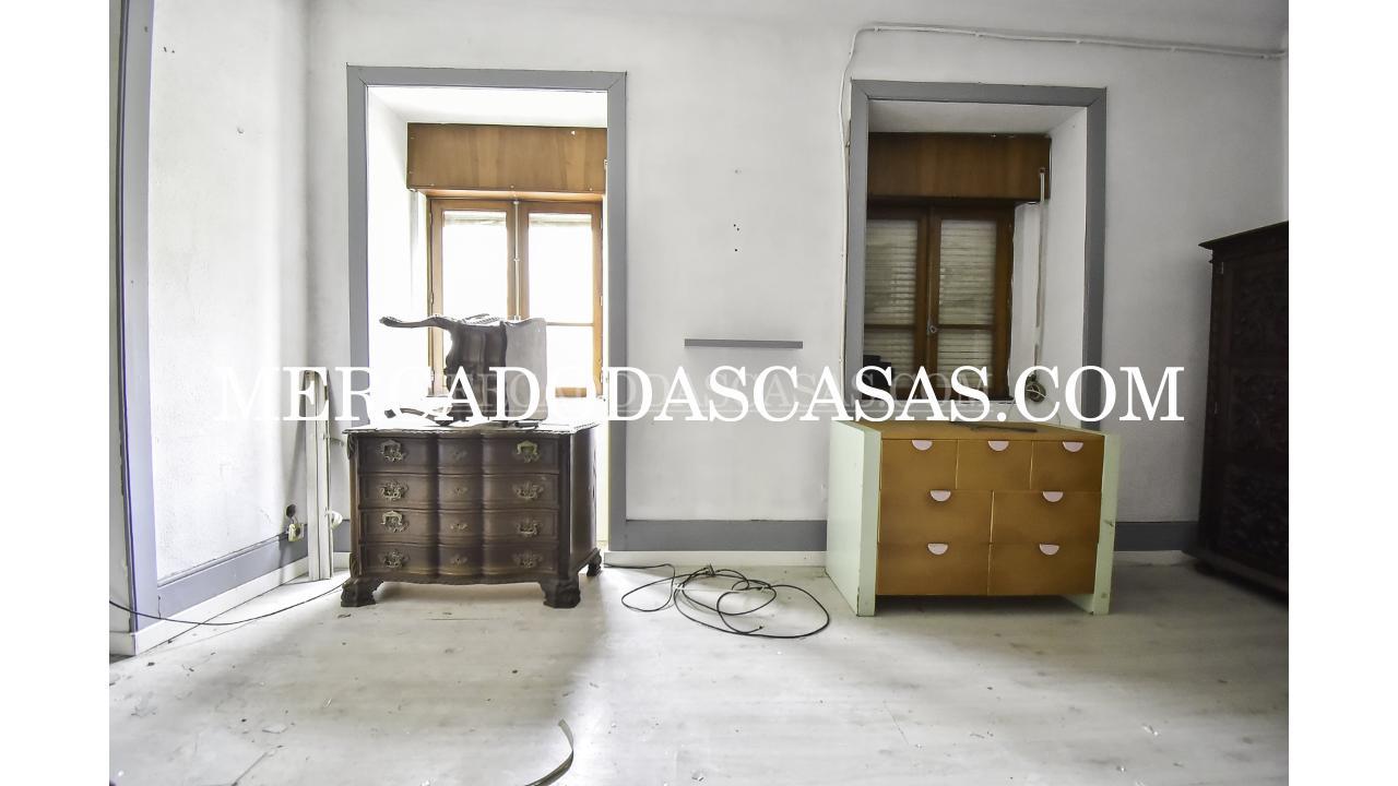 Moradia V2 com Com&eacute;rcio em Vila Nova...