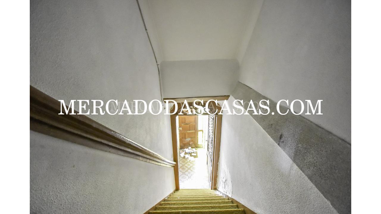 Moradia V2 com Com&eacute;rcio em Vila Nova...