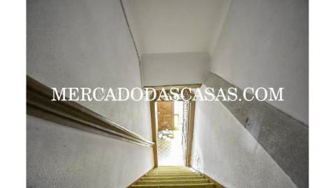 Moradia V2 com Com&eacute;rcio em Vila Nova...