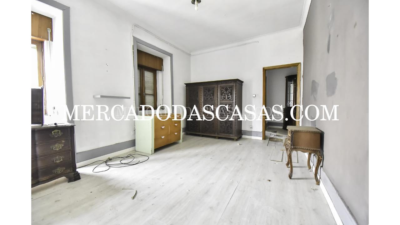 Moradia V2 com Com&eacute;rcio em Vila Nova...