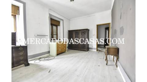 Moradia V2 com Com&eacute;rcio em Vila Nova...