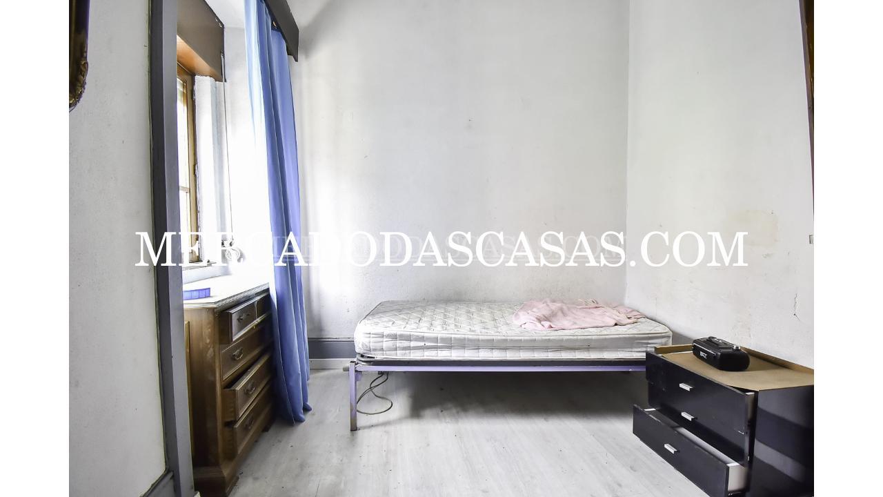 Moradia V2 com Com&eacute;rcio em Vila Nova...