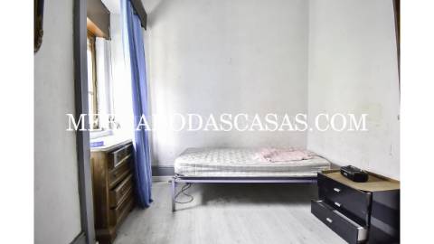 Moradia V2 com Com&eacute;rcio em Vila Nova...