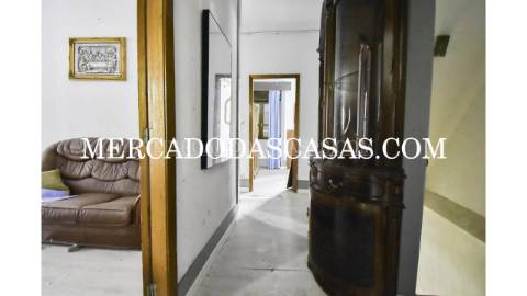 Moradia V2 com Com&eacute;rcio em Vila Nova...