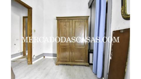 Moradia V2 com Com&eacute;rcio em Vila Nova...