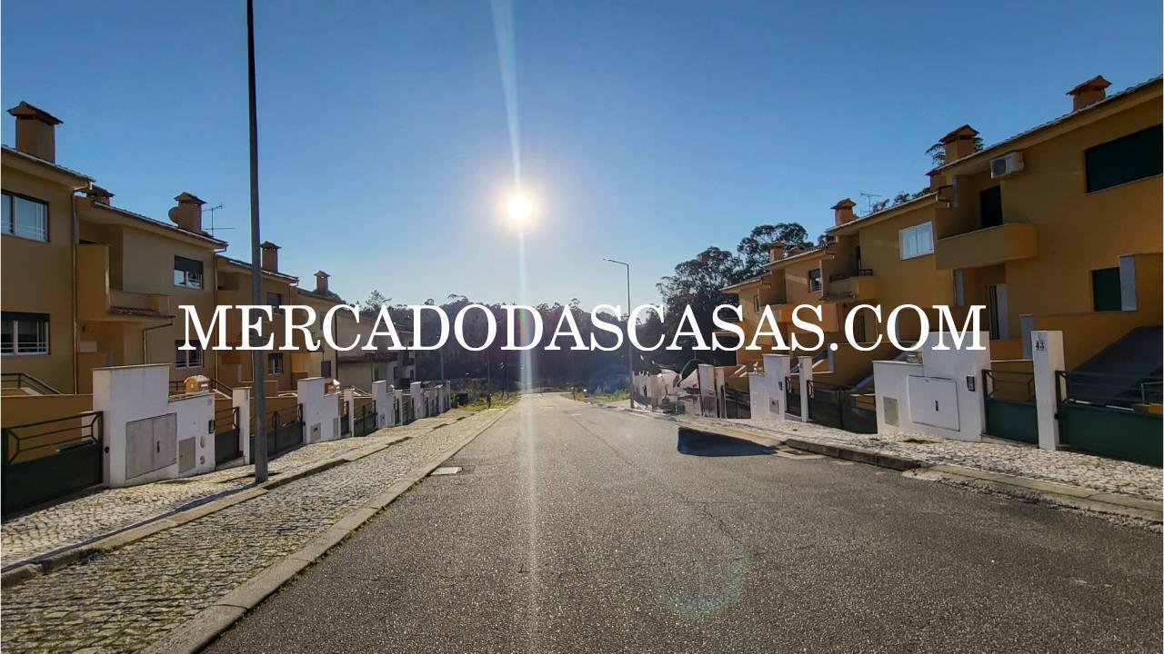 Lotes de terreno disponíveis numa urbanização...