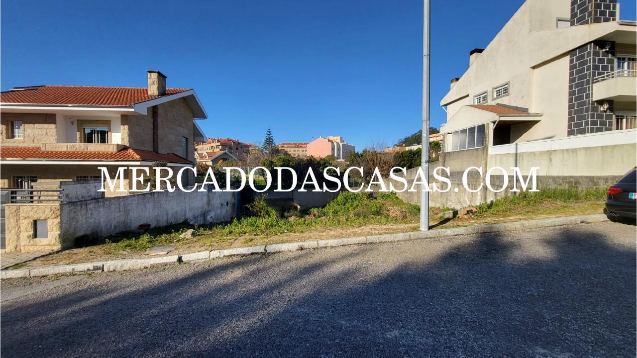 Terreno
 Ao comprar este Terreno Urbano, está a...