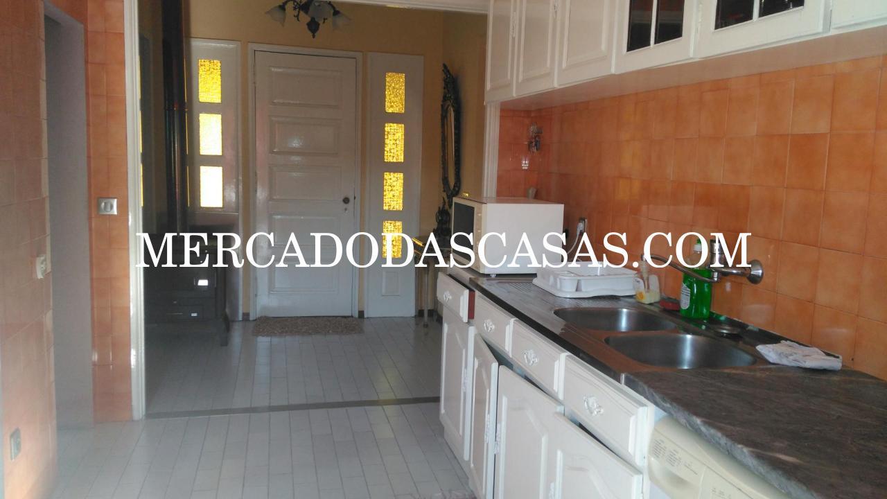 Moradia individual T5, com anexo e grande jardim...