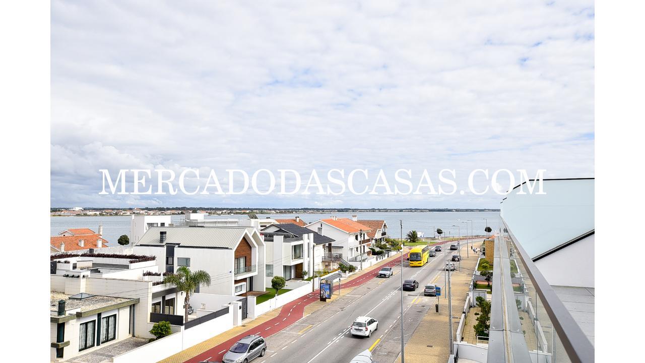 Apartamento T3 com Terra&ccedil;os &ndash;...
