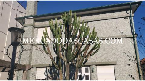 Moradia T6 com loja comercial localizada no...