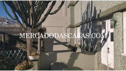 Moradia T6 com loja comercial localizada no...