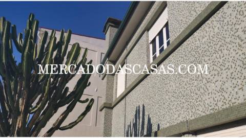 Moradia T6 com loja comercial localizada no...