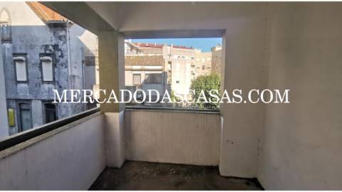 Moradia T6 com loja comercial localizada no...