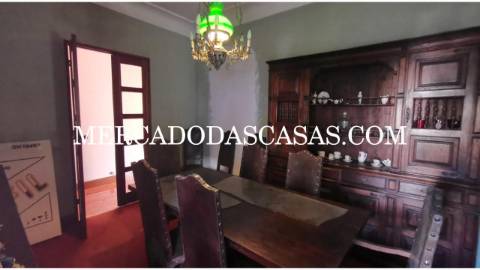 Moradia T6 com loja comercial localizada no...