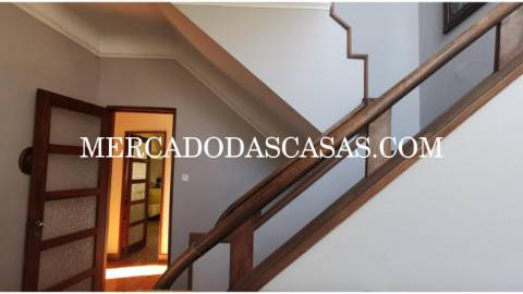 Moradia T6 com loja comercial localizada no...