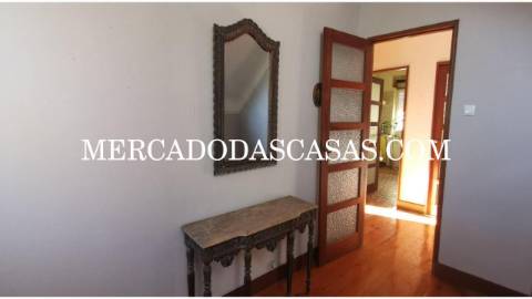 Moradia T6 com loja comercial localizada no...