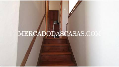Moradia T6 com loja comercial localizada no...