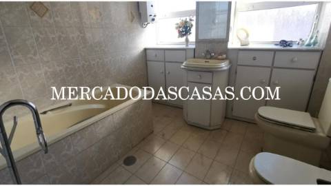 Moradia T6 com loja comercial localizada no...