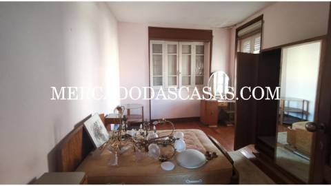 Moradia T6 com loja comercial localizada no...