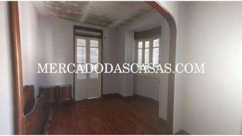 Moradia T6 com loja comercial localizada no...