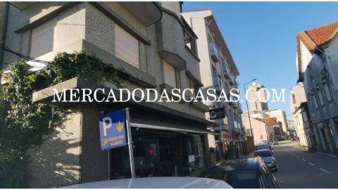 Moradia T6 com loja comercial localizada no...