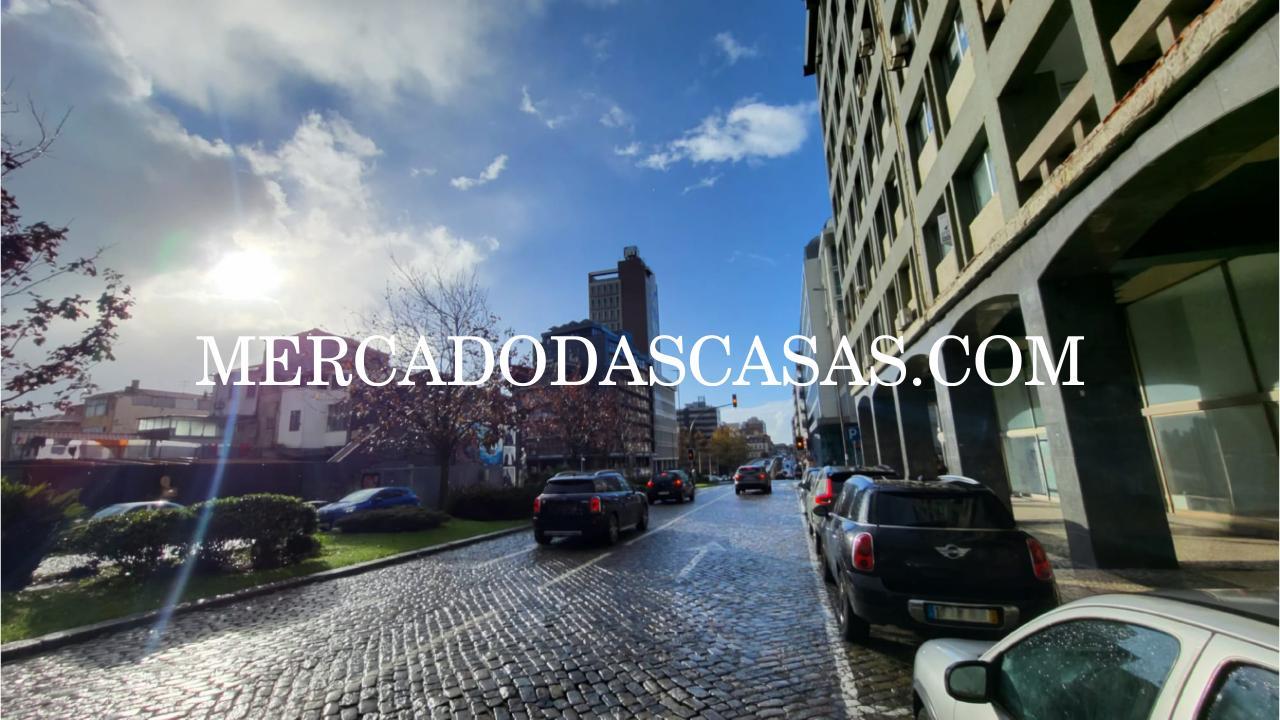 Loja com grande &aacute;rea, inserida em plena...