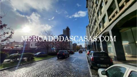 Loja com grande &aacute;rea, inserida em plena...