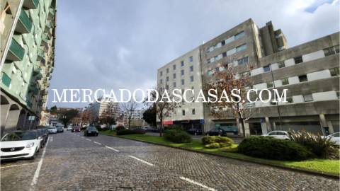 Loja com grande &aacute;rea, inserida em plena...