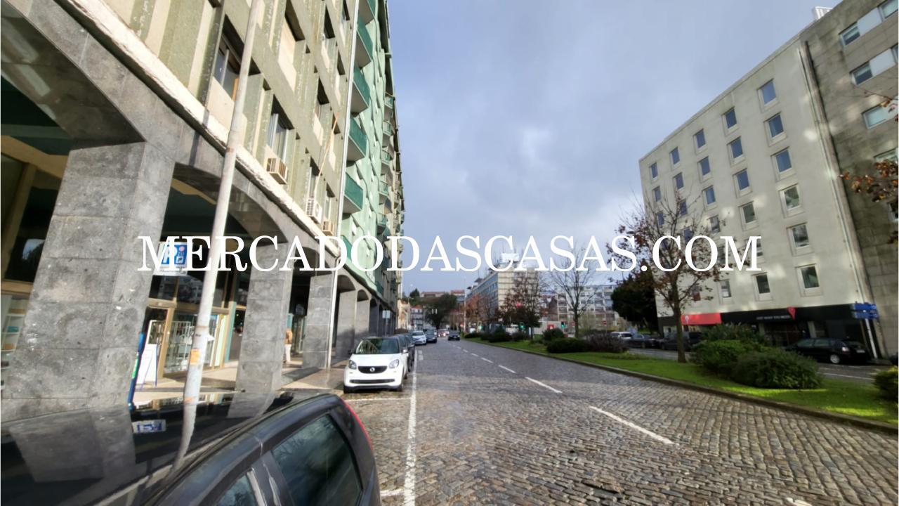 Loja com grande &aacute;rea, inserida em plena...