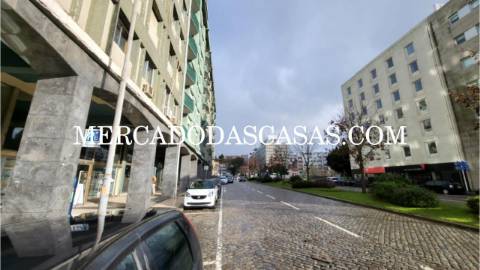 Loja com grande &aacute;rea, inserida em plena...