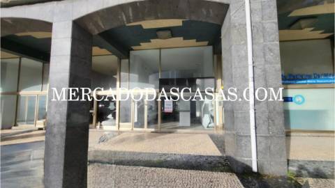 Loja com grande &aacute;rea, inserida em plena...