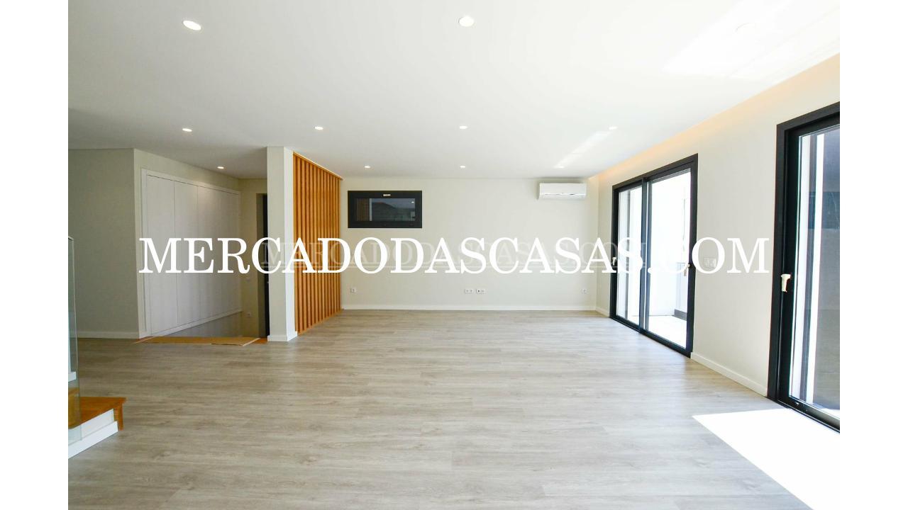 Moradia T4 com Design Moderno e Acabamentos de...