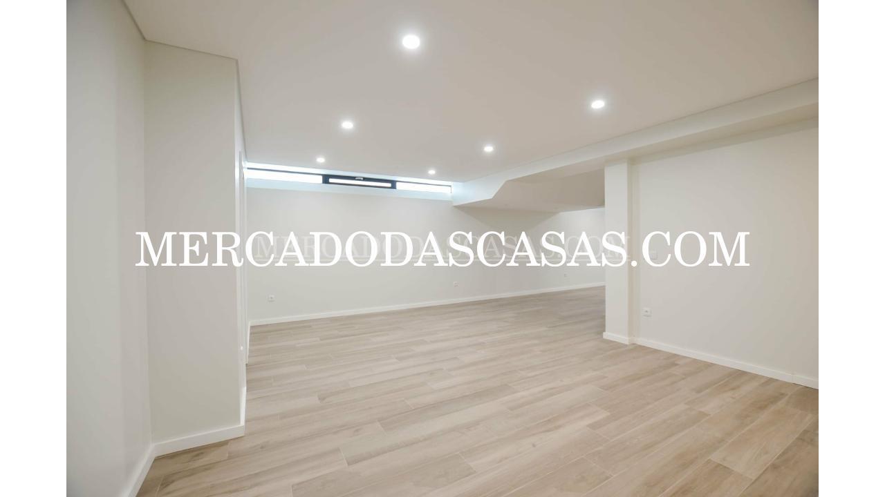 Moradia T4 com Design Moderno e Acabamentos de...