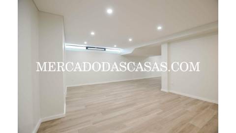 Moradia T4 com Design Moderno e Acabamentos de...