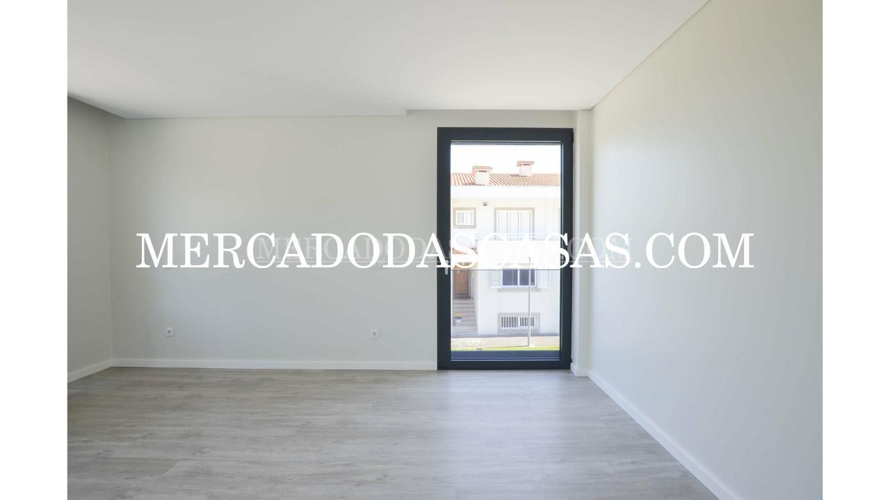 Moradia T4 com Design Moderno e Acabamentos de...