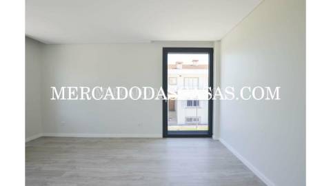 Moradia T4 com Design Moderno e Acabamentos de...