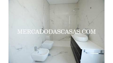 Moradia T4 com Design Moderno e Acabamentos de...