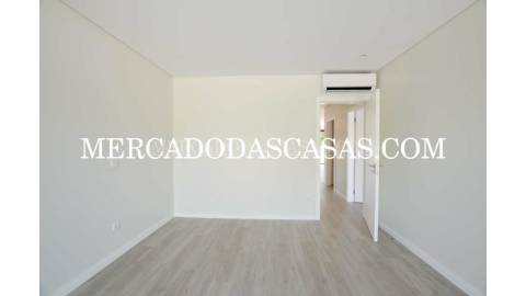 Moradia T4 com Design Moderno e Acabamentos de...