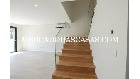 Moradia T4 com Design Moderno e Acabamentos de...