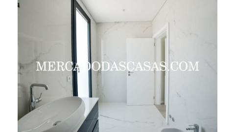 Moradia T4 com Design Moderno e Acabamentos de...