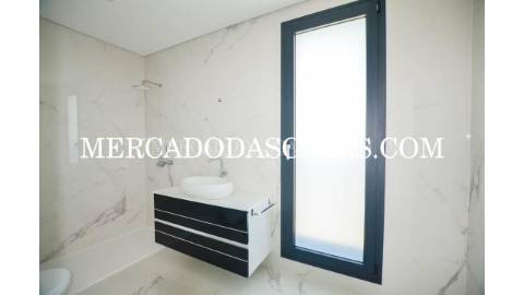 Moradia T4 com Design Moderno e Acabamentos de...