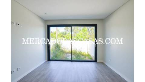 Moradia T4 com Design Moderno e Acabamentos de...