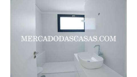 Moradia T4 com Design Moderno e Acabamentos de...