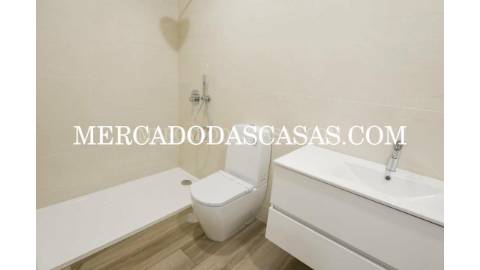 Moradia T4 com Design Moderno e Acabamentos de...