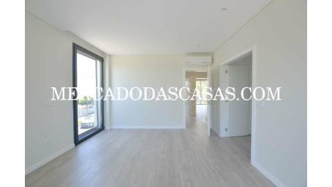 Moradia T4 com Design Moderno e Acabamentos de...