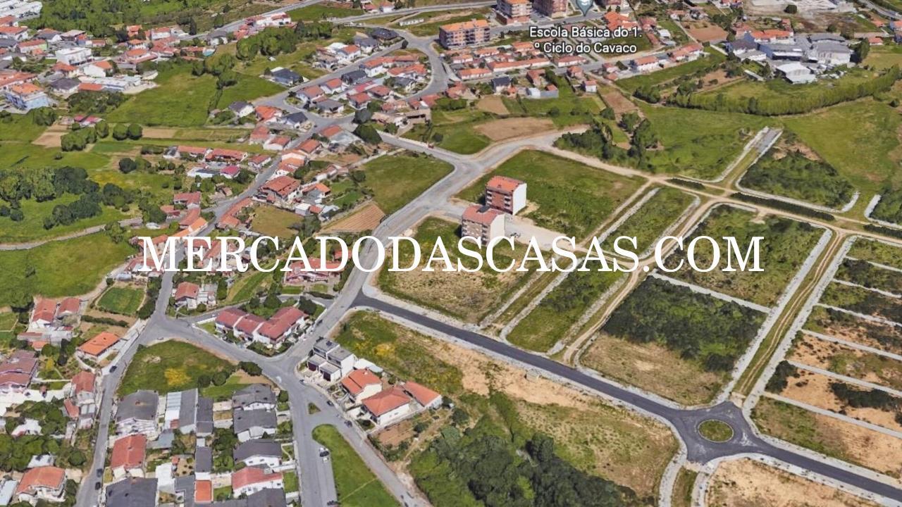 Terreno em Santa Maria Da Feira
 Confina com o...