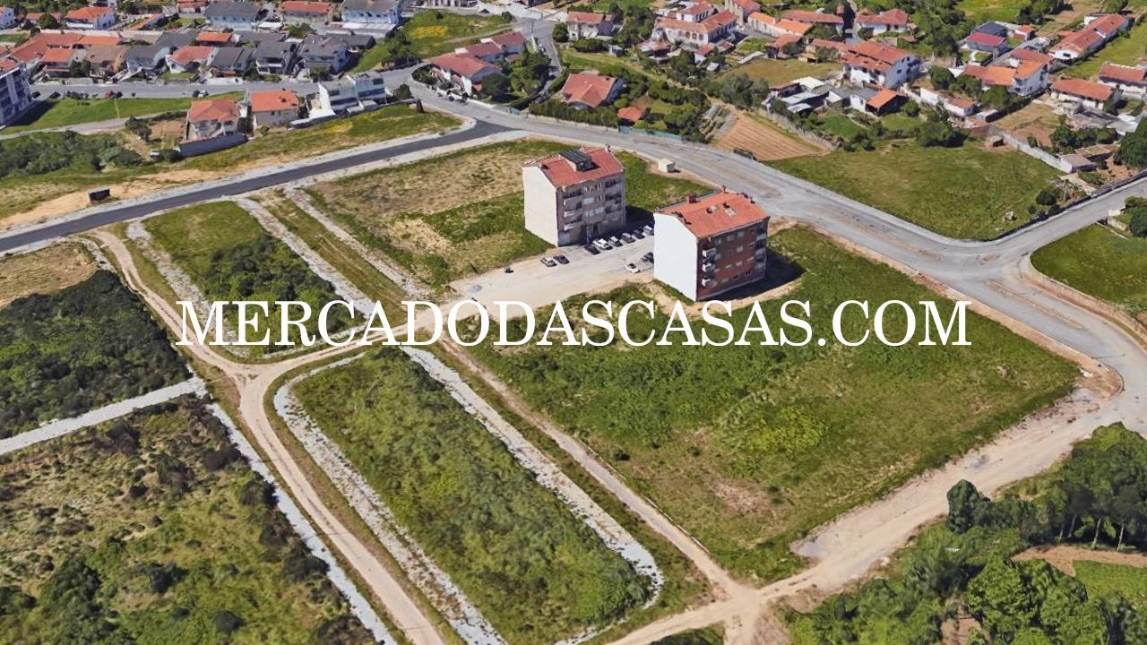 Terreno em Santa Maria Da Feira
 Confina com o...
