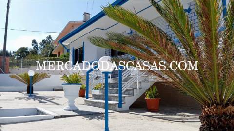 Apresentamos esta excelente Moradia T3, inserida...