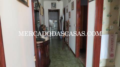 Apresentamos esta excelente Moradia T3, inserida...