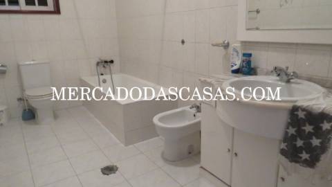 Apresentamos esta excelente Moradia T3, inserida...